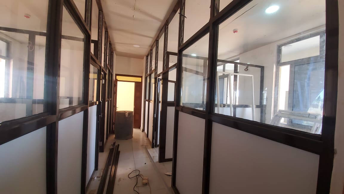 Lungalunga Petrol Station Cell Office Partition — gallery image